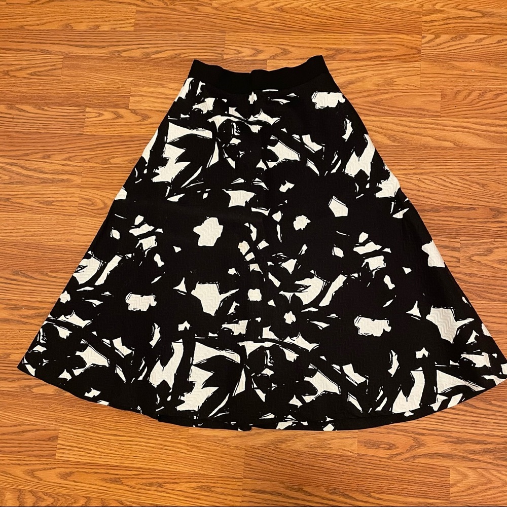Black and white Banana Republic midi skirt